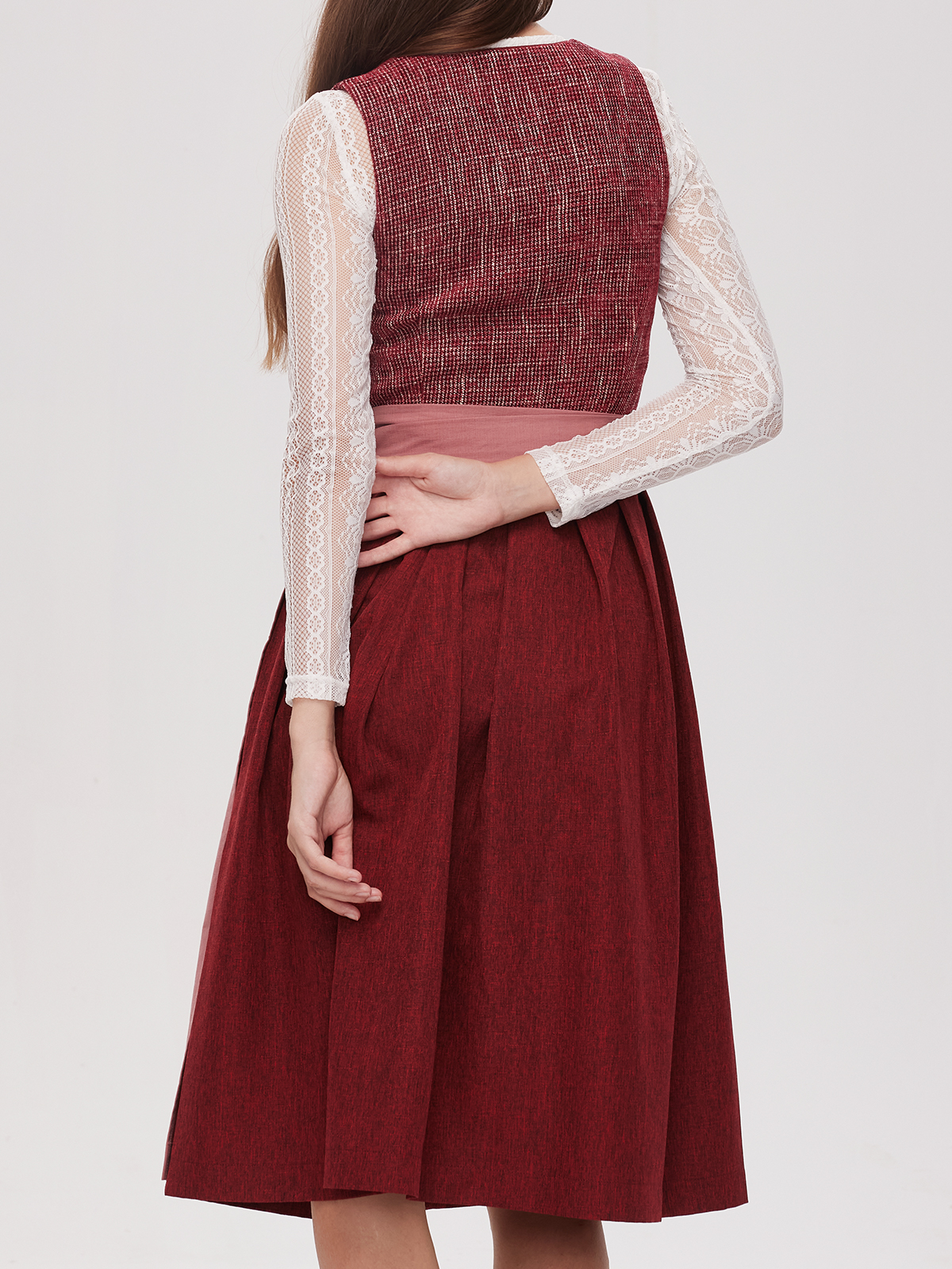 Schwarzes Dirndl mit roter Schürze