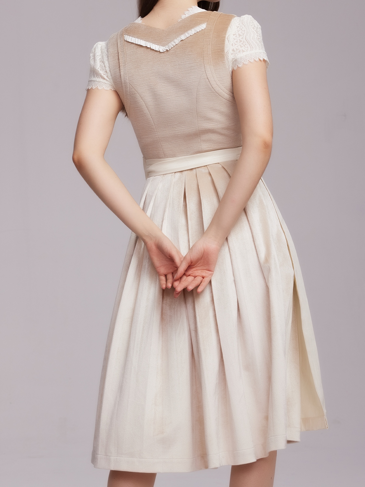 Tradition meets Modernität – ein Ehreer-Dirndl in Braun